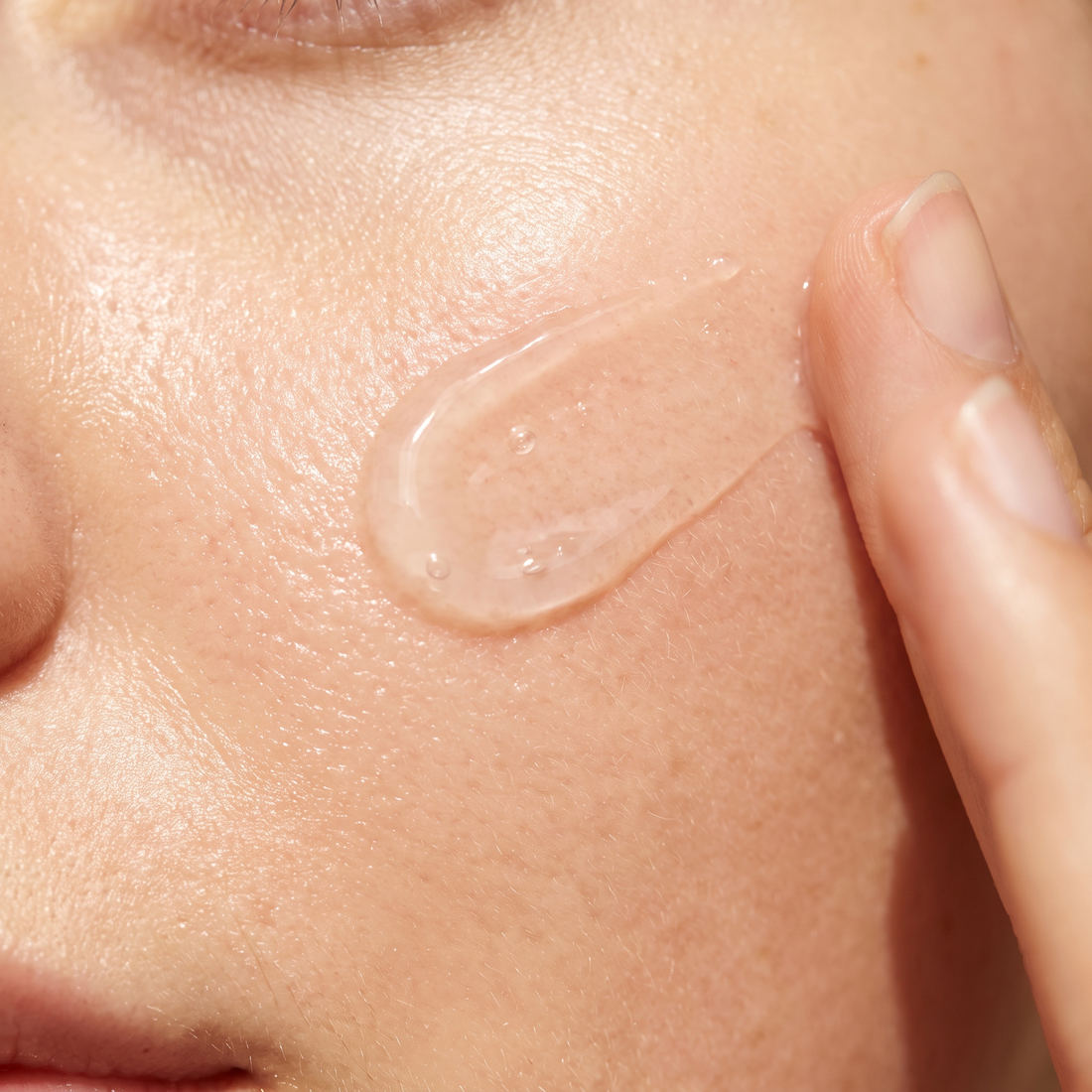 LICHTGRÜN Hyaluronserum Roll-On Konsistenz