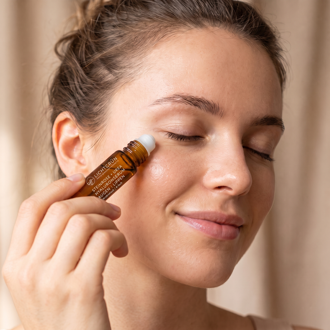 LICHTGRÜN Hyaluronserum Roll-On Anwendung